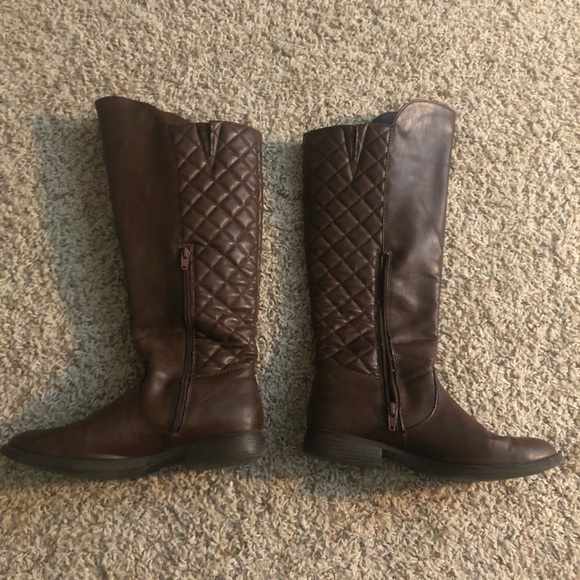 High knee brown boot that can dress up any outfit - Picture 2 of 3